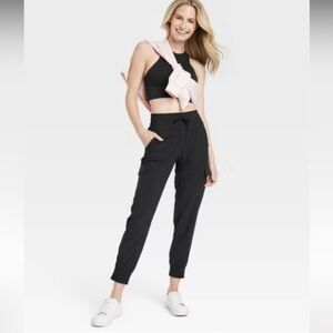 Women's Active Light Mid-Rise Cargo Joggers Black All In Motion Sweatpants M